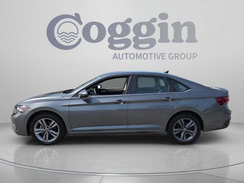 Used 2023 Volkswagen Jetta SE w/ Panoramic Sunroof Package FWD image 2