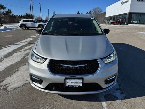 Used 2024 Chrysler Pacifica Touring-L image 34