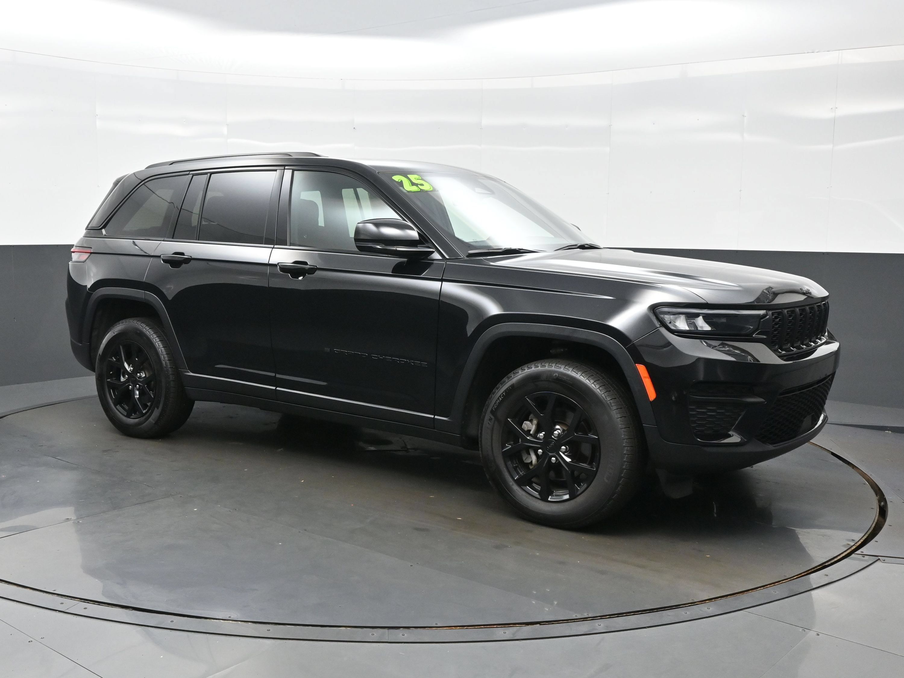 Used 2025 Jeep Grand Cherokee Altitude AWD/4WD image 8