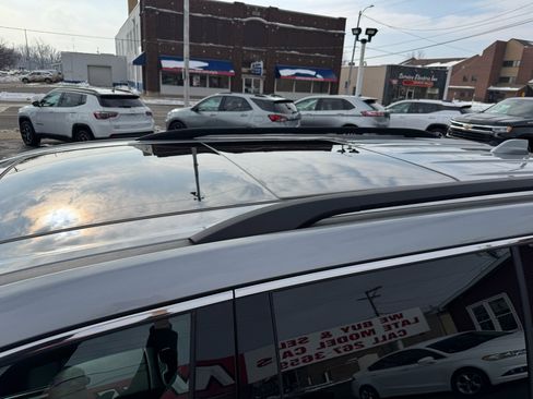 Used 2025 Chevrolet Traverse LT w/ Sun and Wheel Package image 16