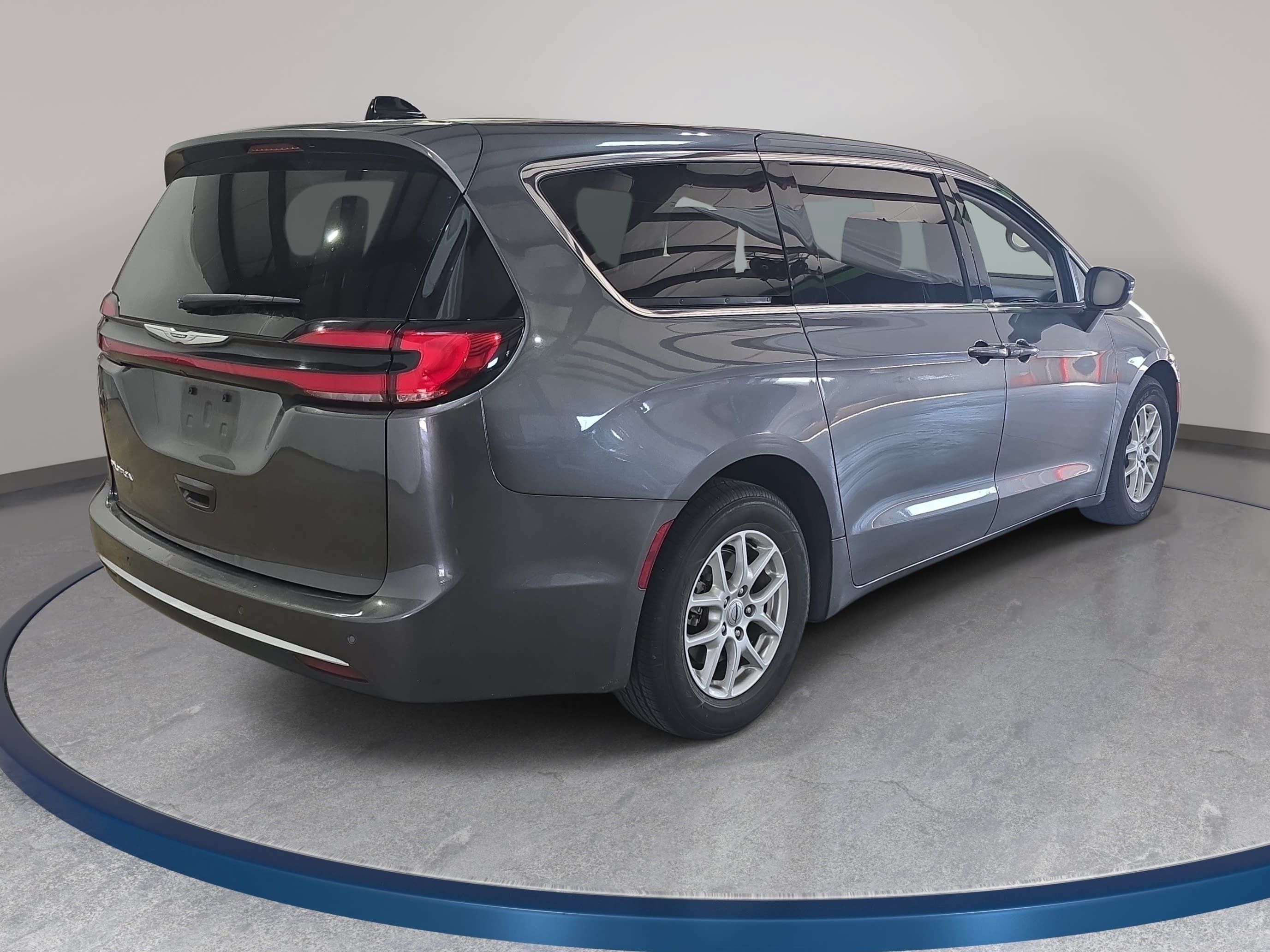 Used 2023 Chrysler Pacifica Touring-L FWD image 6