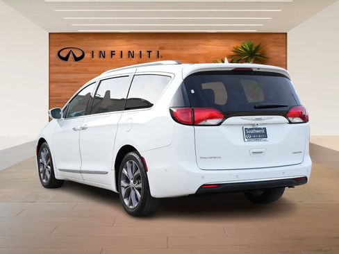 Used 2018 Chrysler Pacifica Limited w/ Tire & Wheel Group image 5