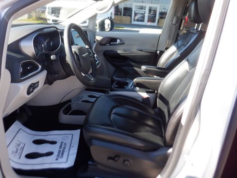 Used 2023 Chrysler Pacifica Touring-L image 11