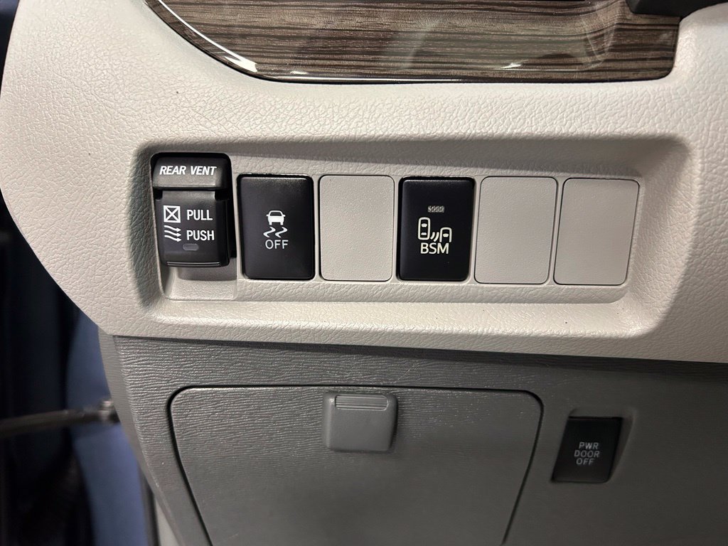 Used 2015 Toyota Sienna XLE FWD image 17