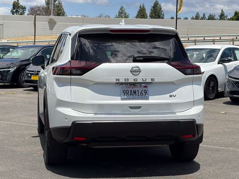 Used 2024 Nissan Rogue SV FWD image 4