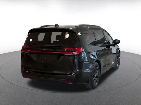 Used 2025 Chrysler Pacifica Limited image 14