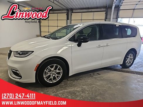 Used 2024 Chrysler Pacifica Touring-L image 5