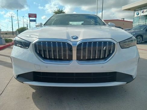 New 2024 BMW i5 eDrive40i w/ Convenience Package image 2