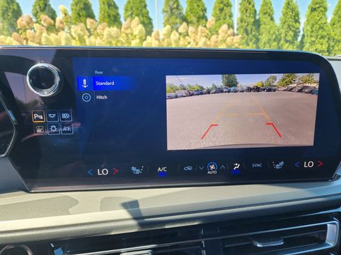 Used 2025 Chevrolet Traverse LT image 34