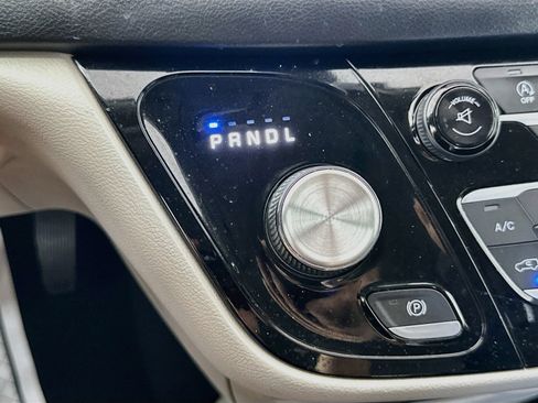 Used 2017 Chrysler Pacifica Touring Plus w/ Tire & Wheel Group FWD image 15