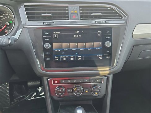 Used 2019 Volkswagen Tiguan SE w/ Panoramic Sunroof Package image 23