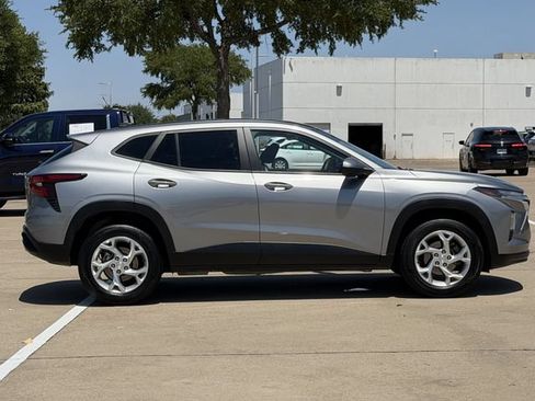 Used 2024 Chevrolet Trax LS w/ LS Convenience Package FWD image 3