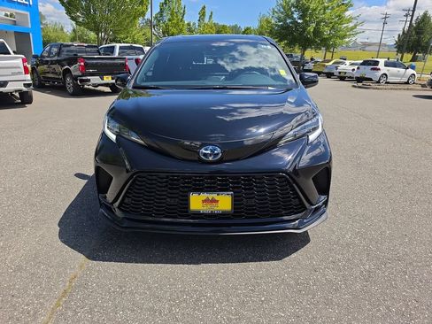 Used 2025 Toyota Sienna XSE AWD/4WD image 9
