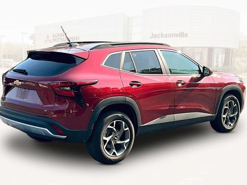 Used 2025 Chevrolet Trax LT FWD image 6