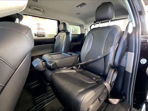 Used 2026 Kia Carnival FWD image 14