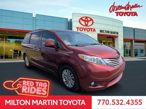 Used 2015 Toyota Sienna XLE Premium FWD image 1