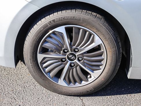 Used 2022 Hyundai Ioniq SE image 12