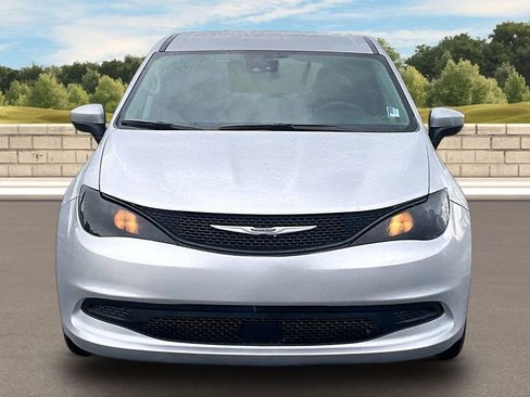 Used 2023 Chrysler Voyager LX FWD image 3