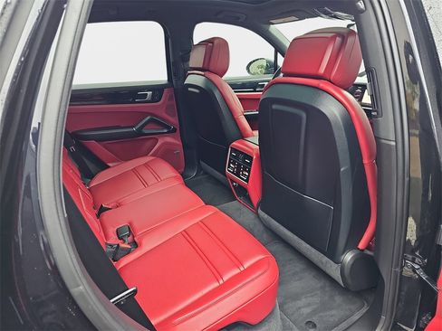 Used 2022 Porsche Cayenne image 13