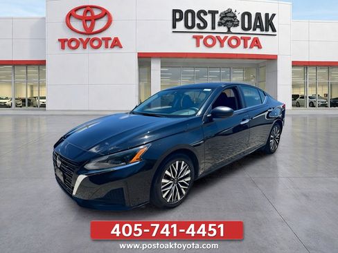 Used 2025 Nissan Altima 2.5 SV FWD image 1