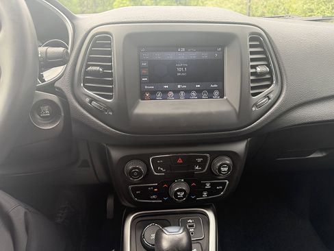 Used 2020 Jeep Compass Latitude AWD/4WD image 19