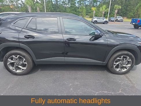 Used 2025 Chevrolet Trax LT FWD image 7
