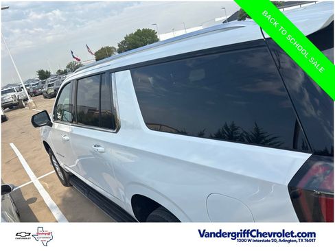 Used 2025 Chevrolet Suburban LT RWD image 9