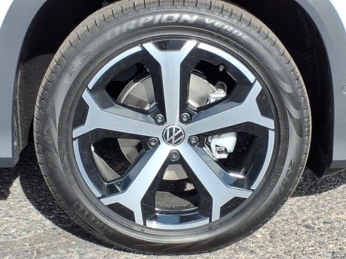 New 2026 Volkswagen Tiguan SE FWD image 7