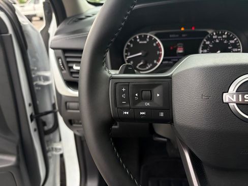 Used 2025 Nissan Rogue SV FWD image 16