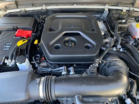 Used 2025 Jeep Wrangler Sahara image 31