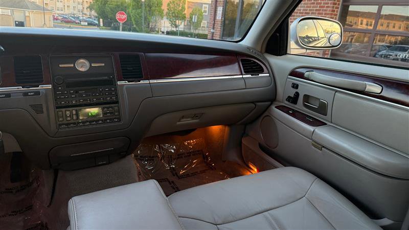 Used 2004 Lincoln Town Car Ultimate RWD image 23