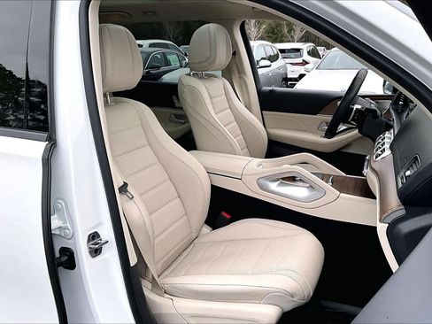 Used 2024 Mercedes-Benz GLS 450 4MATIC image 9