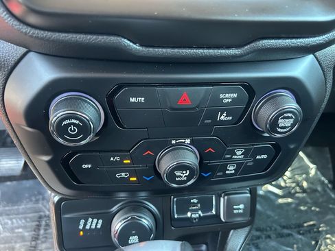 Used 2023 Jeep Renegade Latitude AWD/4WD image 23