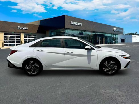 New 2025 Hyundai Elantra Limited image 10