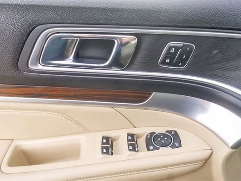 Used 2017 Ford Explorer Limited image 19