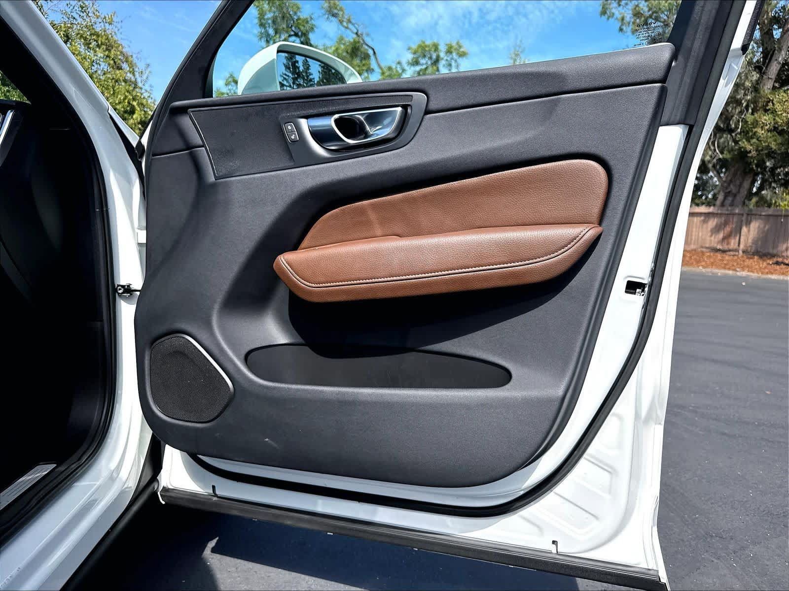 Used 2022 Volvo XC60 B5 Momentum AWD/4WD image 27
