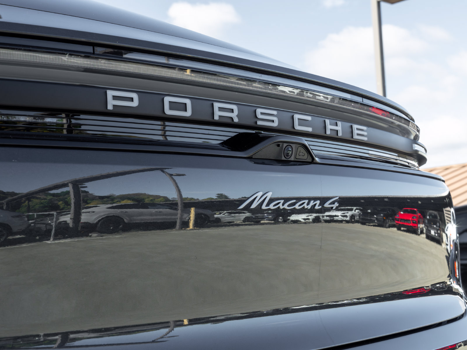 Certified 2025 Porsche Macan 4 Electric AWD/4WD image 19