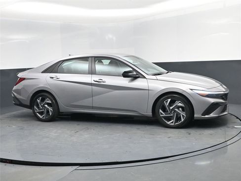 Certified 2025 Hyundai Elantra Sport image 2