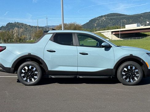 Used 2025 Hyundai Santa Cruz SE image 2