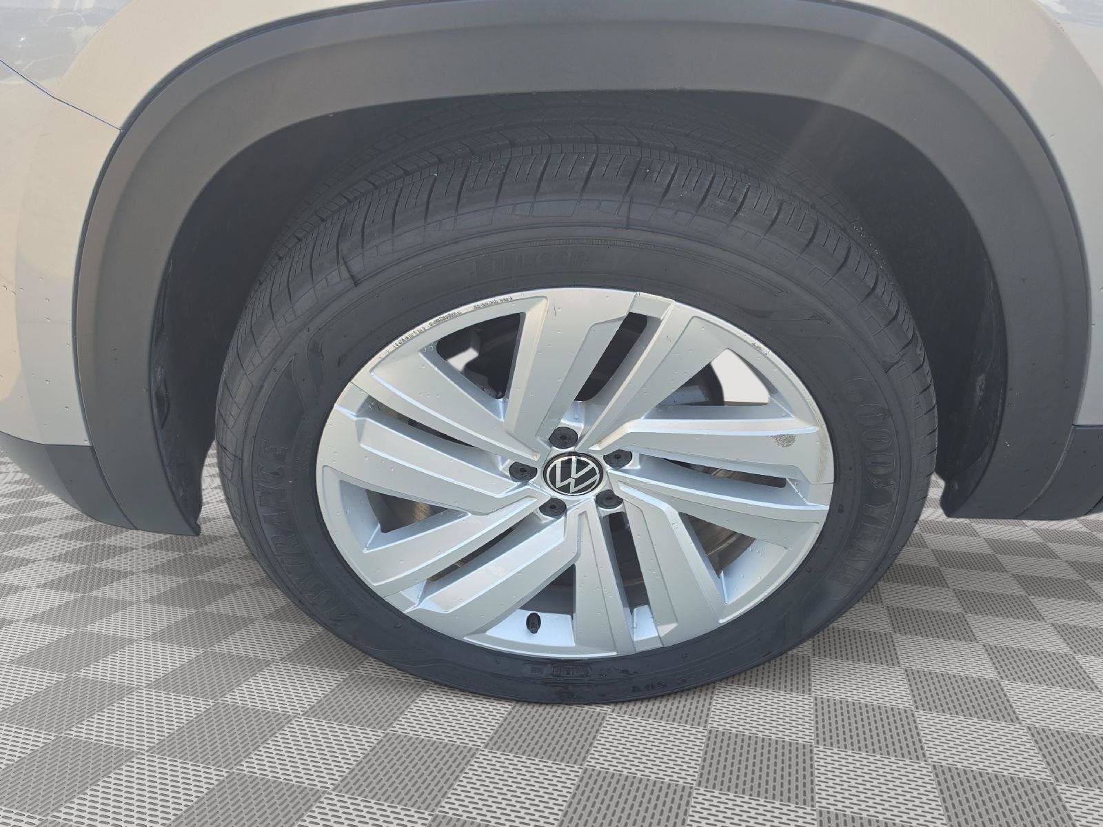 Certified 2023 Volkswagen Atlas Cross Sport SE w/ Panoramic Sunroof Package AWD/4WD image 20