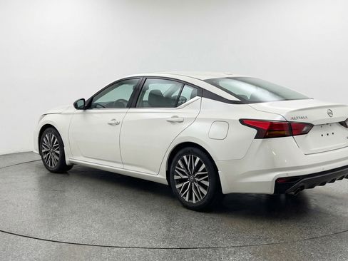 Used 2025 Nissan Altima 2.5 SV FWD image 6