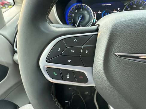 Used 2023 Chrysler Pacifica Touring-L FWD image 13