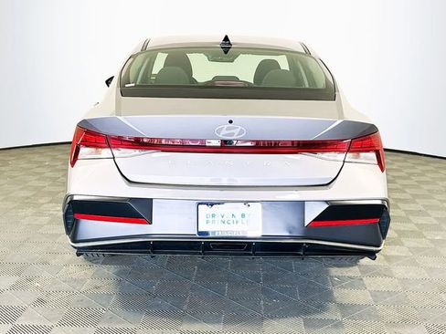 Used 2025 Hyundai Elantra SEL FWD image 7