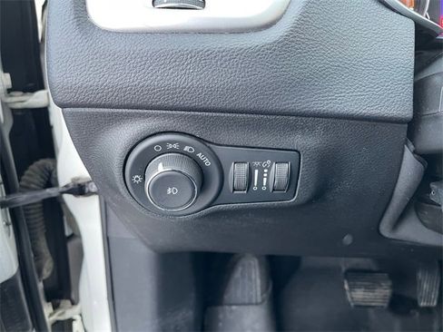 Used 2018 Jeep Compass Latitude image 28