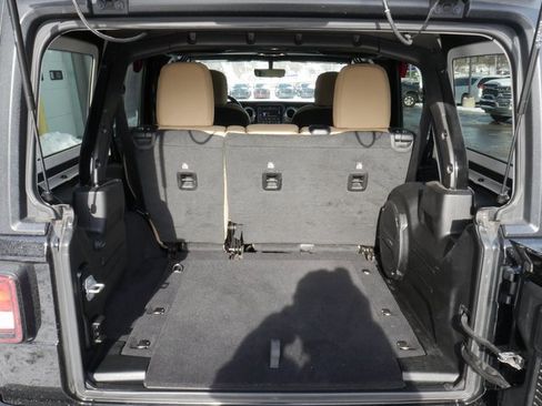 Used 2020 Jeep Wrangler Unlimited Sahara image 9