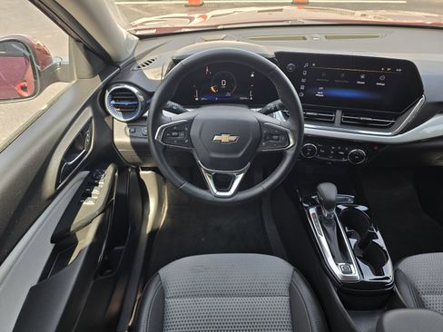 Used 2025 Chevrolet Trax LT w/ LT Convenience Package FWD image 13