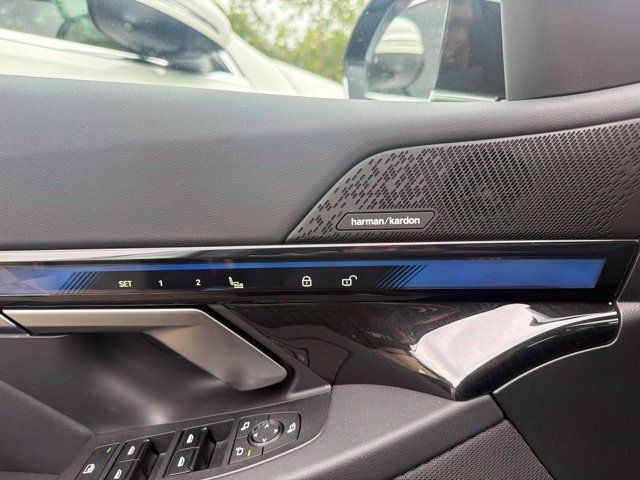 Used 2024 BMW i5 eDrive40i w/ Premium Package RWD image 4
