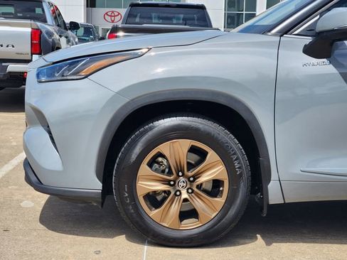 Used 2023 Toyota Highlander Bronze Edition FWD image 5