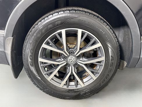 Used 2020 Volkswagen Tiguan SE FWD image 33