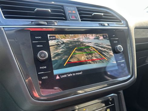 Certified 2023 Volkswagen Tiguan SE w/ Panoramic Sunroof Package image 9